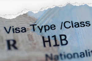 H-1B→绿卡=较长的排期+60天失业悬崖，35%中签率背后的残酷留美梦正被谁收割？